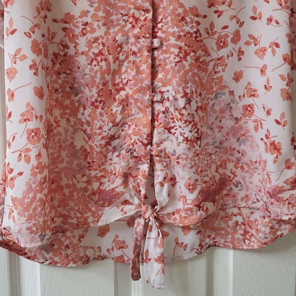 Floral button front shirt with tie bottom - Picture 3 of 4
